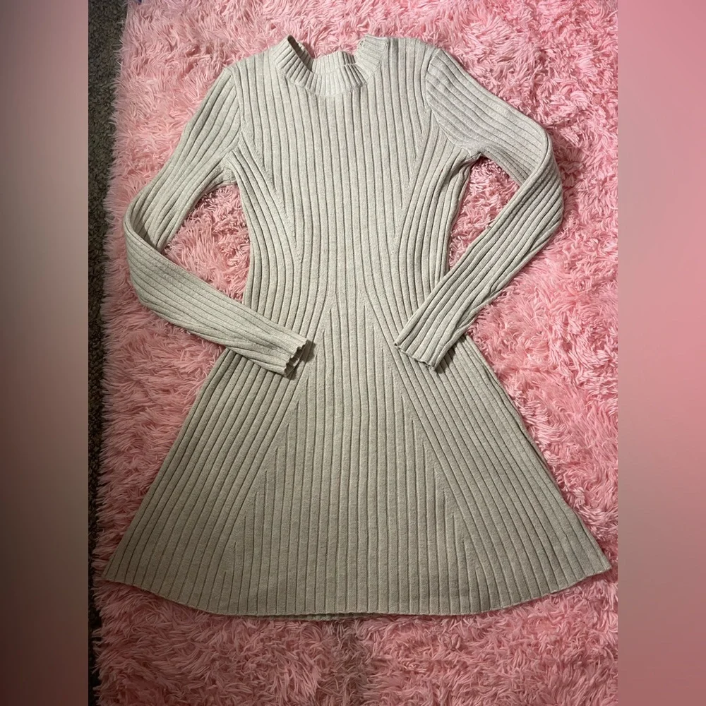 hollister sweater dress Women's Tie Back Babydoll Mini in Light Heather Grey Size M from this sweater dress is designed with a babydoll silhouette and features cable Women's Tie Back Babydoll Sweater